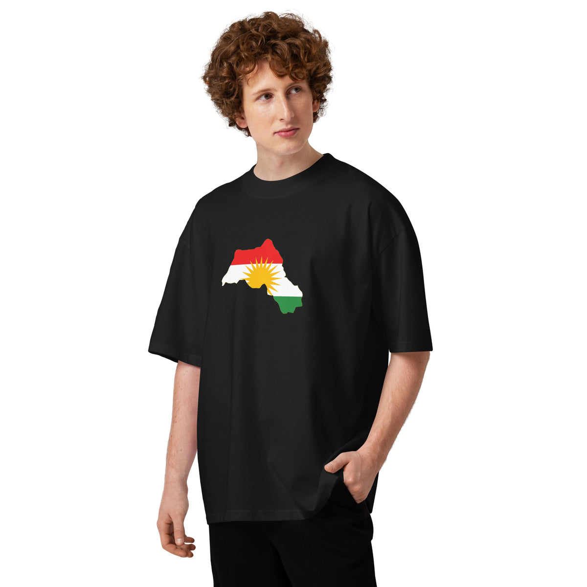 T-shirt Oversize con Stampa Mappa e Bandiera del Kurdistan | Cotone Biologico – Vista posteriore del modello