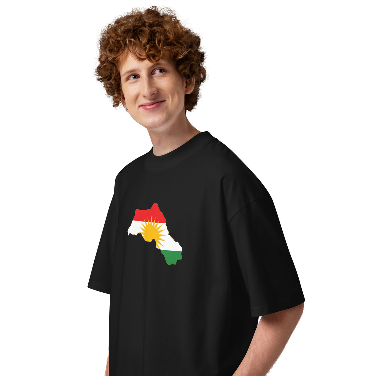 T-shirt Oversize con Stampa Mappa e Bandiera del Kurdistan | Cotone Biologico – Vista frontale del modello