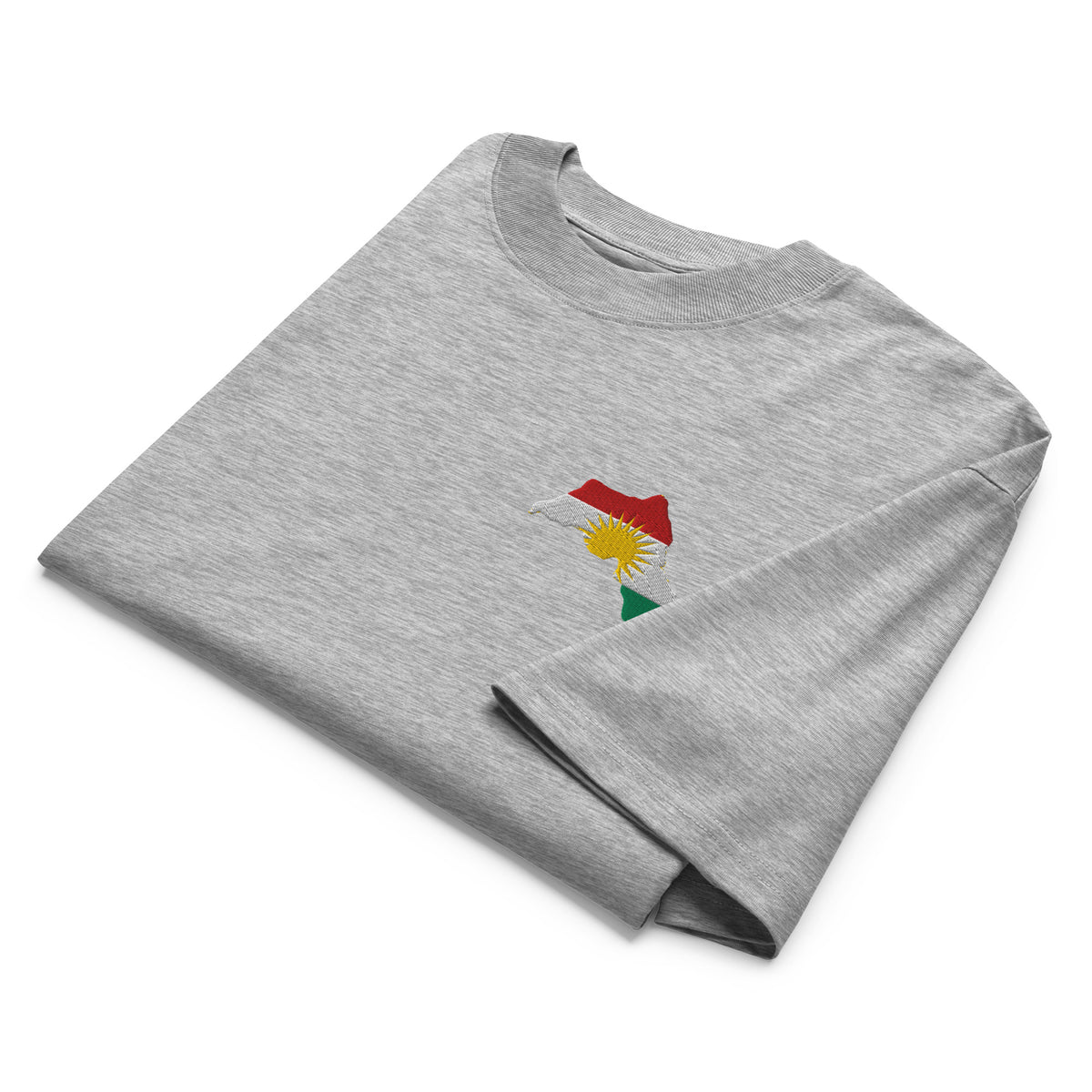 Bestickte Kurdistan Kaart Héich-Hals T-Shirt | Bio Koteng – Modell vu vir