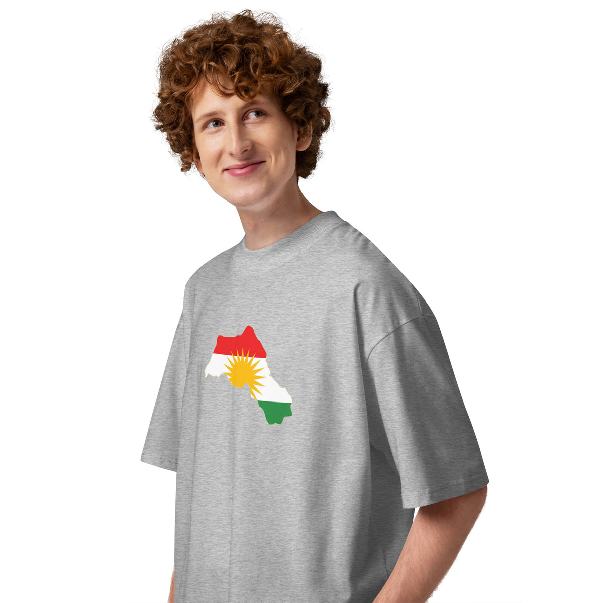 T-shirt Oversize con Stampa Mappa e Bandiera del Kurdistan | Cotone Biologico – Vista posteriore del modello