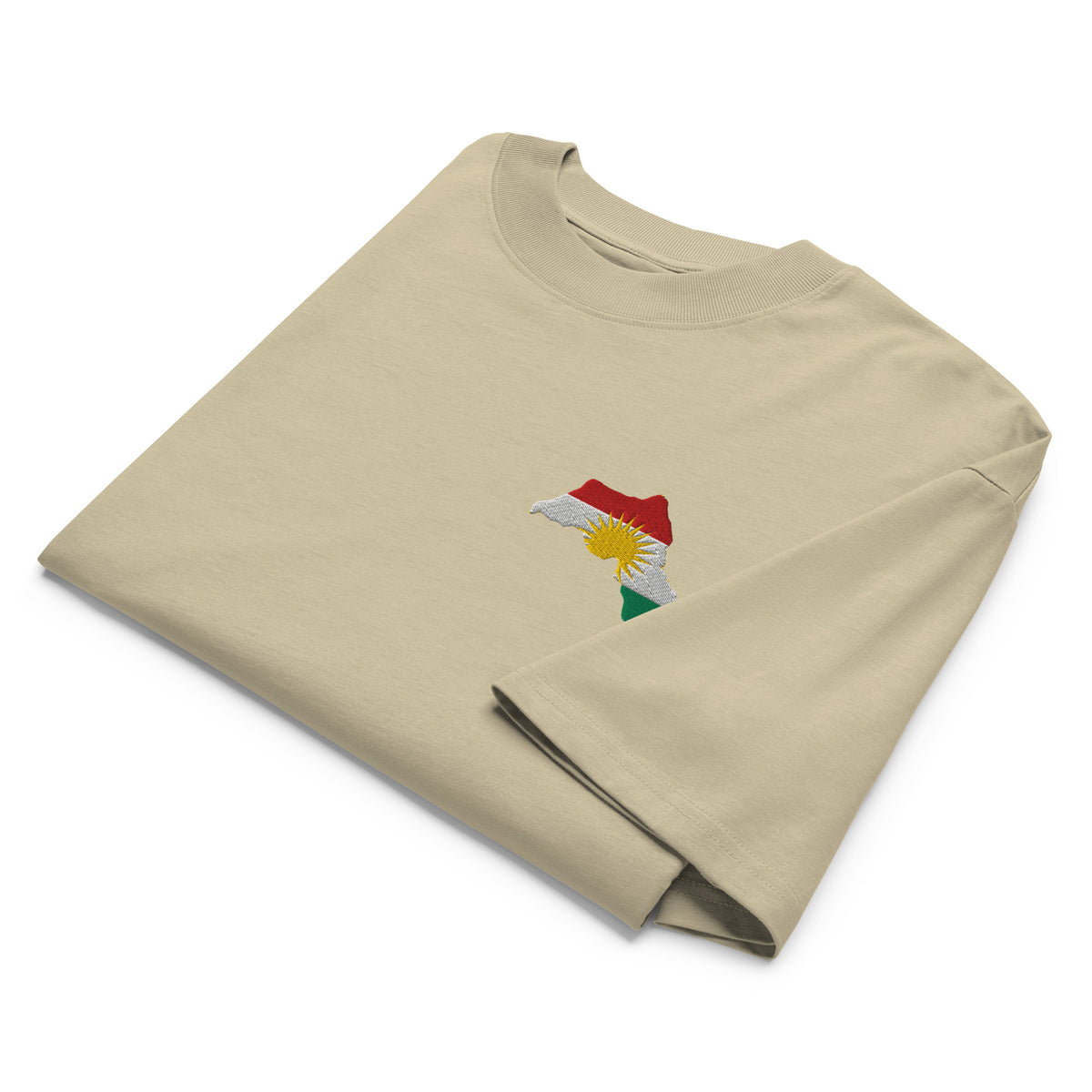 Bestickte Kurdistan Kaart Héich-Hals T-Shirt | Bio Koteng – Modell vun hannen