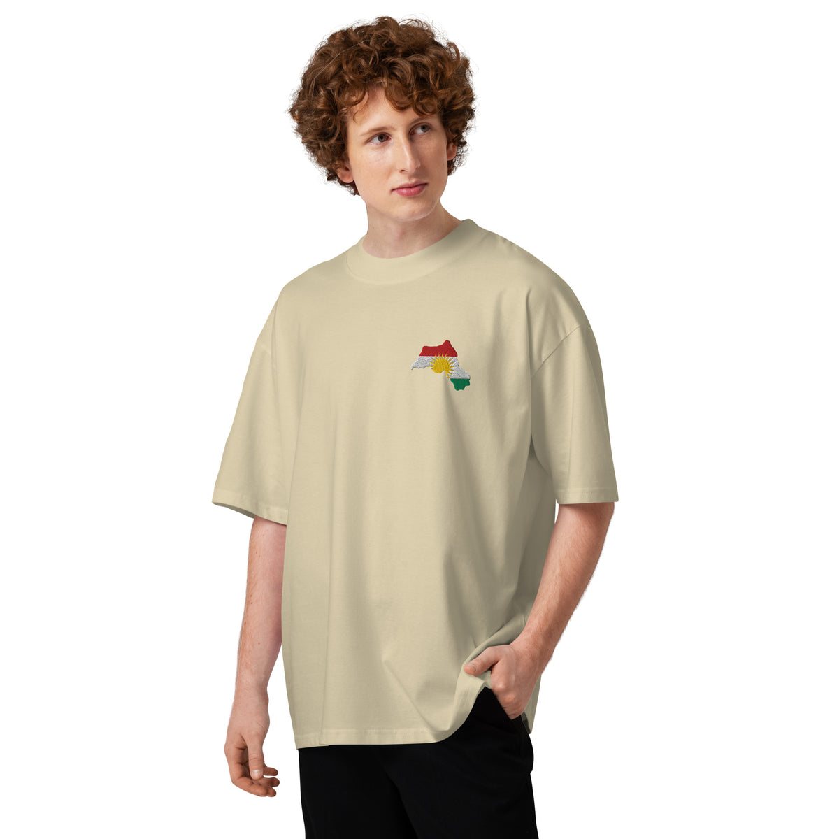 Bestickte Kurdistan Kaart Héich-Hals T-Shirt | Bio Koteng – Modell vu vir